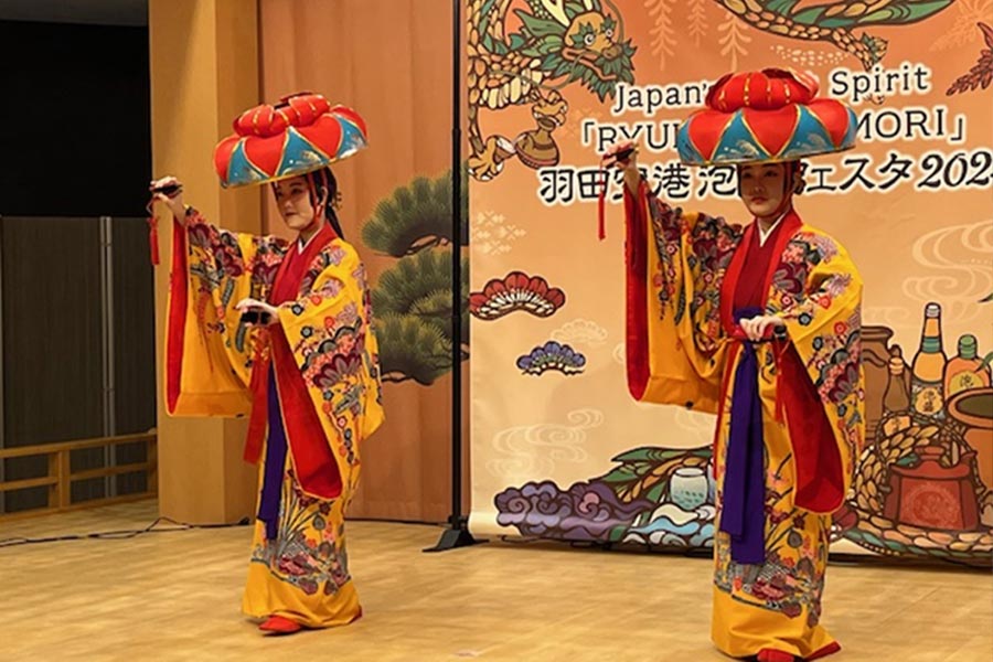 琉球舞踊（アヤカとタクミ）